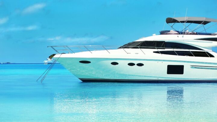 Orta ölçekli tekneler ve denizcilik sarf malzemeleri ile donatılmış modern yatlar